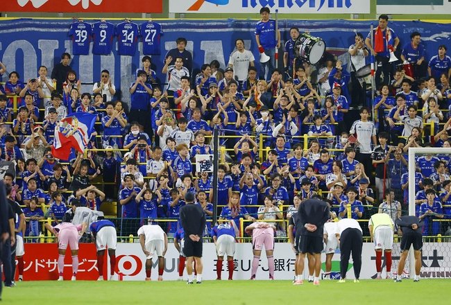 柏に敗れた選手たちをねぎらう横浜Ｍサポーター∥４日、三協Ｆ柏