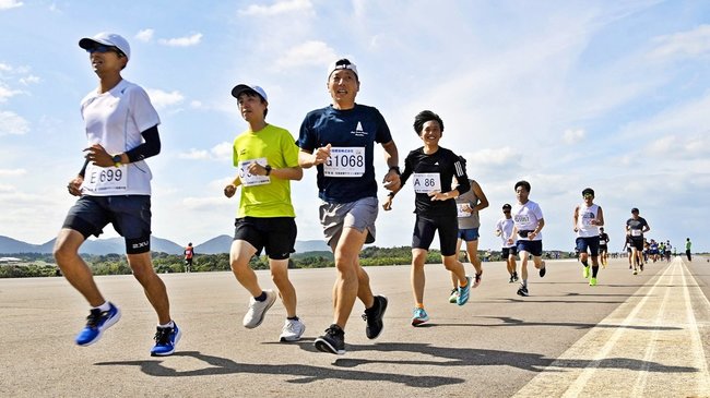 萩・石見空港の滑走路を走る参加者＝益田市内田町