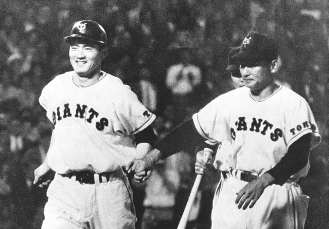 天覧試合の阪神戦でサヨナラ本塁打を放ち、川上哲治コーチ（右）に迎えられる巨人の長嶋茂雄選手＝１９５９年６月２５日、後楽園球場