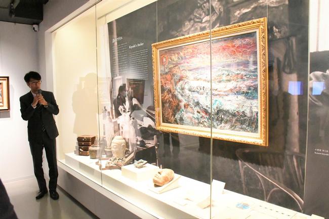 大作「海」が掲げられた「小泉清その生涯とコレクション展」の会場＝松江市奥谷町