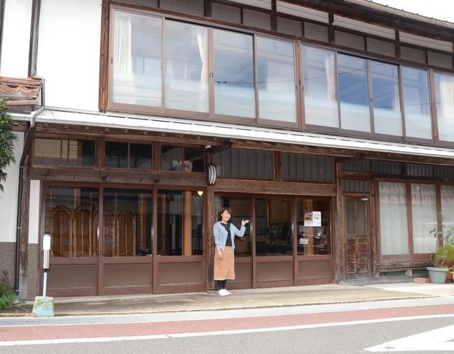 塩屋旅館跡の前に立つ八嶋敏江さん＝島根県飯南町野萱