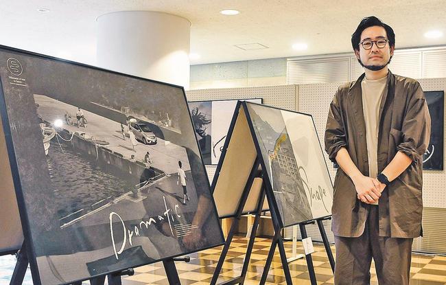 初めての作品展を開いたグラフィックデザイナーの品川良樹さん。写真と文字で山陰の魅力を引き出している＝松江市東津田町いきいきプラザ島根