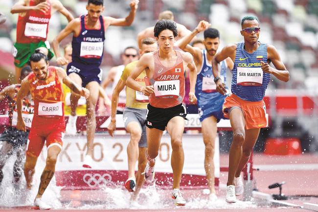 男子３０００㍍障害予選　力走する三浦龍司（中央）＝国立競技場