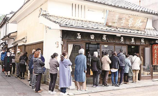 店先に列を作る人たち＝出雲市大社町杵築東、高田屋