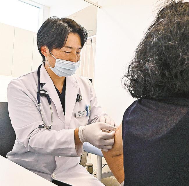 インフルエンザのワクチンを接種する医師（左）＝松江市西川津町、かわつ田中クリニック