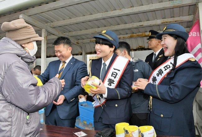 交通事故や詐欺被害の防止啓発グッズを手渡すまひるさん（中央）と、よしこさん（右）＝鳥取県大山町所子、エム・マート