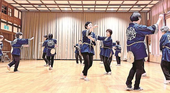 石見銀山捲き上げ節を踊る地元住民＝大田市大森町、町並み交流センター（梶谷朱美教授提供）