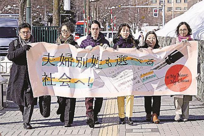 提訴のため、札幌地裁に向かう原告ら＝８日午前