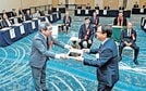 
          
松尾倫男社長（右）から表彰状を受け取る金津義彦さん＝松江市千鳥町、ホテル一畑
        