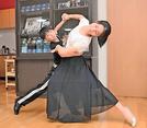姉の智子さん（右）と練習に励む江田煌也君＝安来市新十神町、社交ダンススタジオ「バル・ホール」