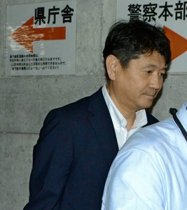 鳥取県警本部に向かう平井伸治鳥取県議＝３０日午後０時６分