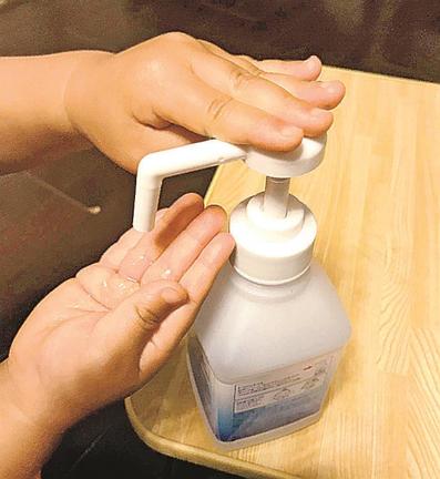 小さな子でも届く位置に置かれたアルコール消毒液