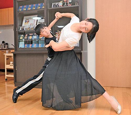姉の智子さん（右）と練習に励む江田煌也君＝安来市新十神町、社交ダンススタジオ「バル・ホール」