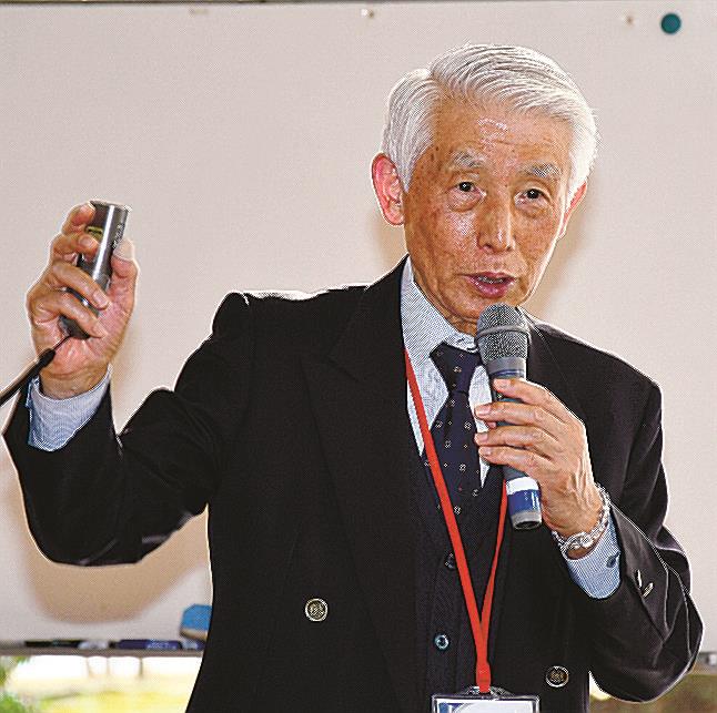 コーチングによる選手への接し方について話す足立博俊代表＝出雲市矢野町、出雲健康公園健康センター