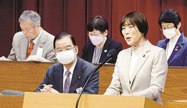共産党の第２９回党大会の初日、決議案を報告する田村智子氏。左は志位和夫氏＝１５日、静岡県熱海市