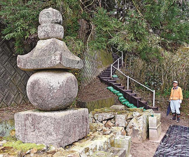 妙義寺桜谷五輪塔に通じ、完成した階段通路（中央奥）＝益田市七尾町