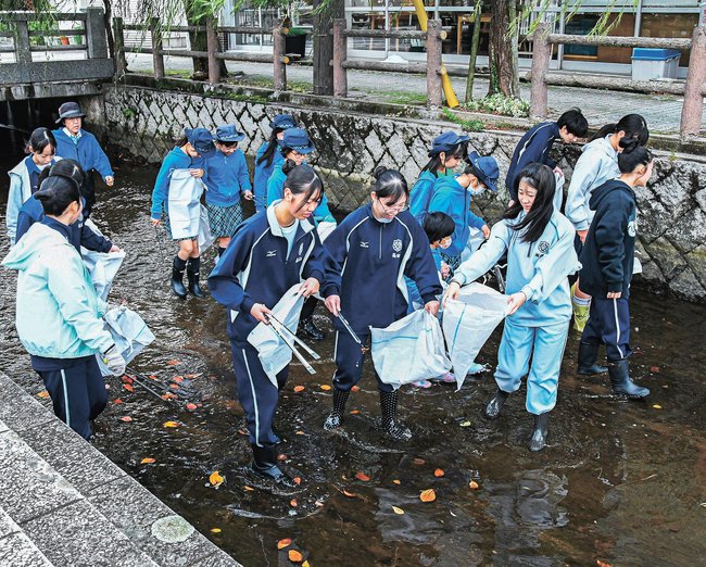 川に入り、ごみを拾う参加者∥出雲市今市町
