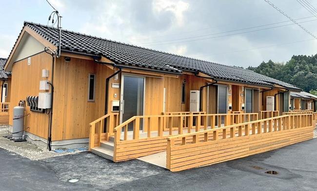屋根に石州瓦が使われた木造長屋型の応急仮設住宅＝石川県輪島市（提供）