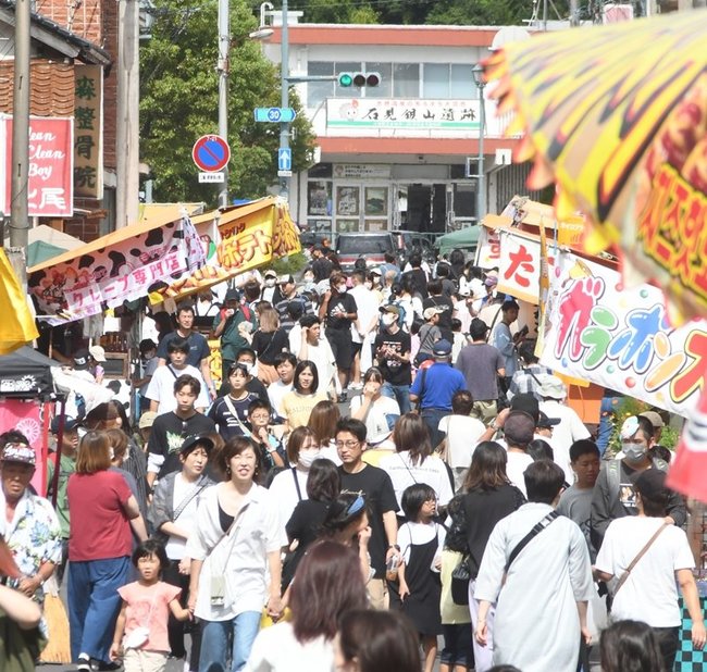 ＪＲ大田市駅（奥）から続く通りを埋める来場者＝大田市大田町