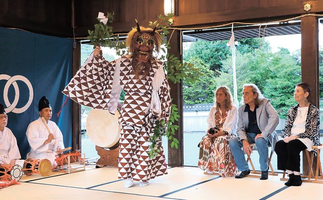 スペインの関係者（右）に佐陀神能の演目「八重垣」を披露する保存会のメンバー＝松江市鹿島町佐陀宮内、佐太神社