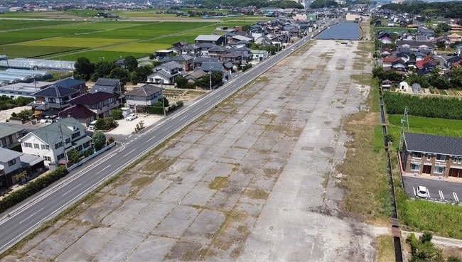 出雲市斐川町出西にあった旧大社基地の滑走路跡＝２０２１年７月