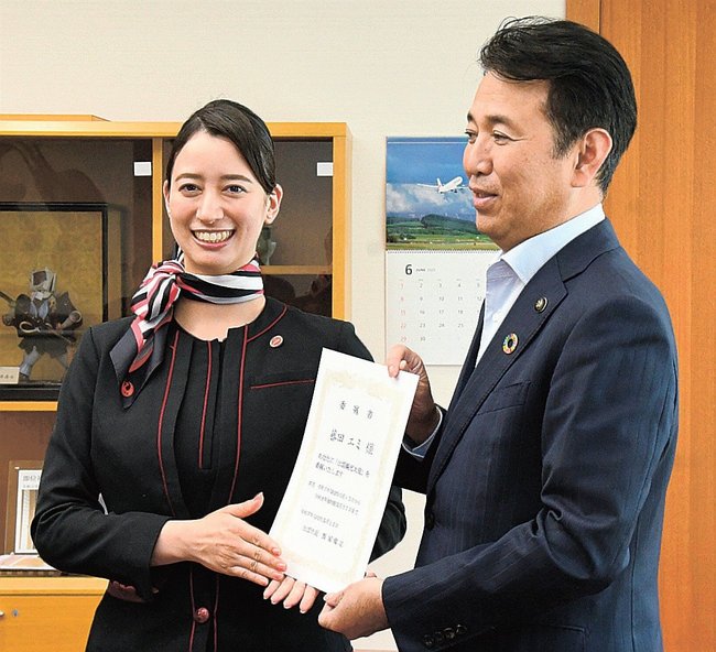 飯塚俊之市長（右）から委嘱書を受け取る藤田エミさん＝出雲市今市町、市役所
