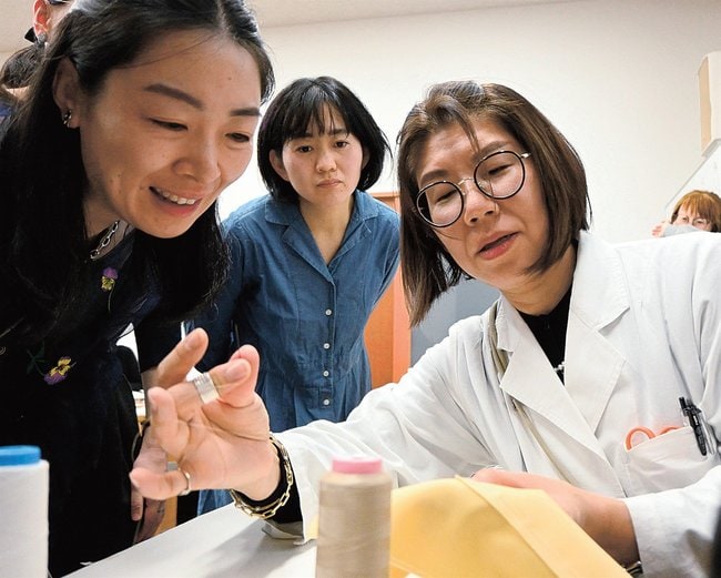 参加者に一流の技術を披露する藤平昌代さん(右)=益田市有明町、島根県芸術文化センター・グラントワ