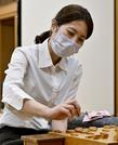 第４８期棋王戦コナミグループ杯本戦トーナメント２回戦で阿久津主税八段に敗れ、対局を振り返る里見香奈女流五冠＝１５日夜、大阪市の関西将棋会館