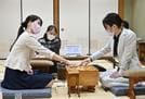 将棋界初の姉妹対決を終え、感想戦で対局を振り返る、姉の里見香奈女流四冠（右）と里見咲紀女流初段＝２７日午後、大阪市の関西将棋会館