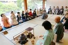 秋の一服を楽しむ来場者たち=松江市殿町、松江歴史館