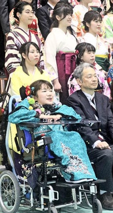 卒業式後、学友や教員と記念写真に収まる藤村光さん（左手前）＝松江市浜乃木７丁目
