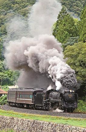 黒煙を吐きながら津和野町内を走るデゴイチ＝島根県津和野町名賀