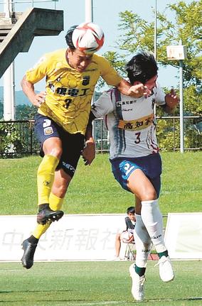 【第２０節・ＦＣ神楽しまね―高知ユナイテッドＳＣ】前半２０分、ＦＣ神楽しまねのＤＦ下村尚文（中央）のヘディングシュートで先制する＝松江市営陸上競技場