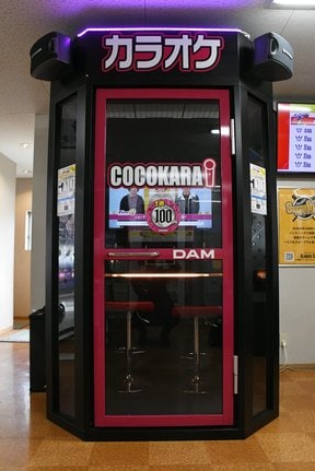 まるで電話ボックスのような見た目のカラオケ「ＣＯＣＯＫＡＲＡ」
