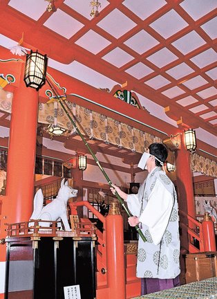 社殿のすすを落とす神職＝島根県津和野町後田、太皷谷稲成神社