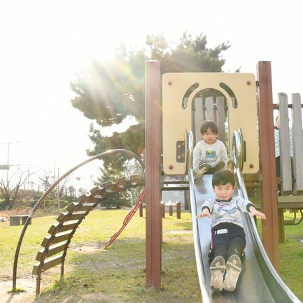 好天のなか遊ぶ園児＝松江市末次町、末次公園
