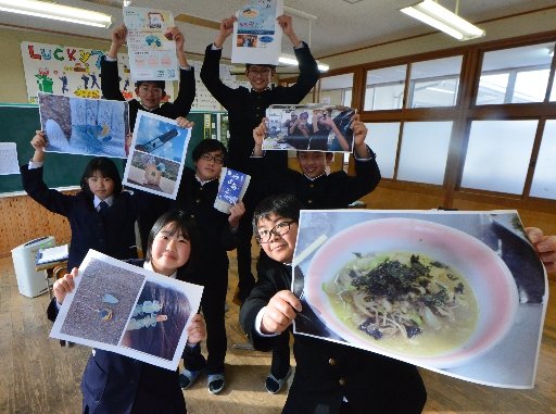 観光プロジェクトをＰＲする生徒＝島根県隠岐の島町都万、都万中学校