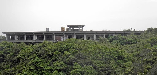 解体される前の旧かもめ荘＝出雲市大社町日御碕