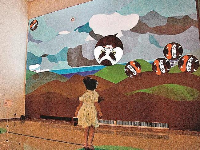 飛び跳ねて画面上で鬼のイラストを退治する来館者＝浜田市野原町、市世界こども美術館
