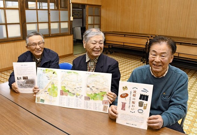 完成した「波根の賑わい」を手にする波根むかし語りの会のメンバー＝大田市波根町、波根まちづくりセンター