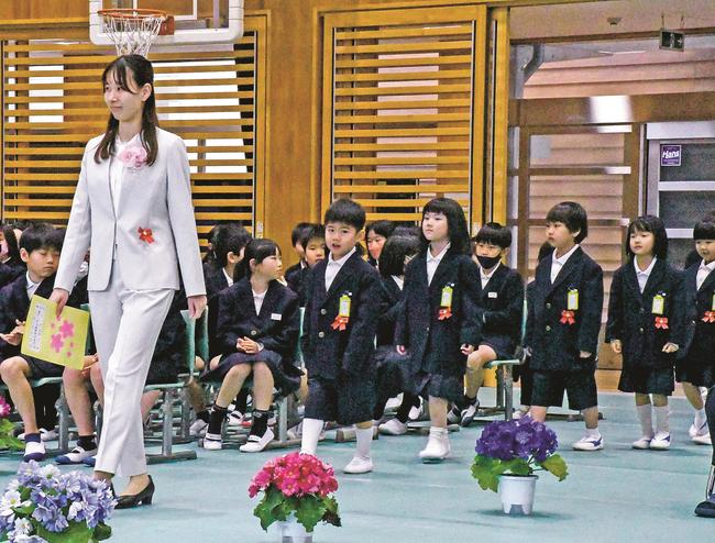 入学式で会場に入る新１年生＝松江市玉湯町湯町、市立義務教育学校玉湯学園