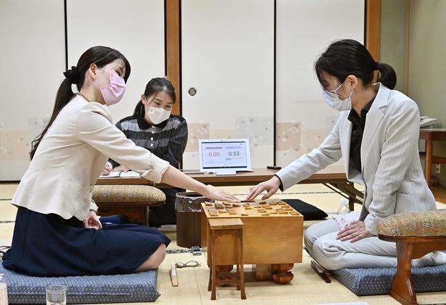 将棋界初の姉妹対決を終え、感想戦で対局を振り返る、姉の里見香奈女流四冠(右)と里見咲紀女流初段=27日午後、大阪市の関西将棋会館