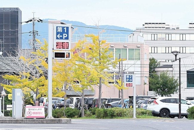 島根スサノオマジックのホーム戦開催時に満車になった松江市総合体育館前の駐車場＝同市学園南１丁目