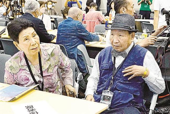 再審制度関連の集会に参加する袴田巌さん（右）と姉のひで子さん＝５月19日、東京都内