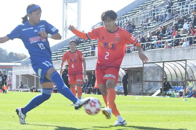【３回戦・ディオッサ出雲ＦＣー日体大ＳＭＧ横浜】後半、攻め込むディオッサ出雲ＦＣのＦＷ宮武里奈（右）＝Ａｘｉｓバードスタジアム