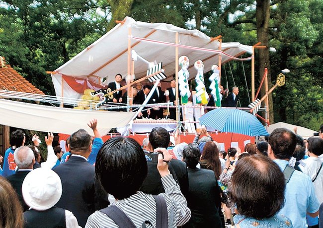 上棟式で餅まきに集まった氏子や参拝客=安来市広瀬町下山佐、山狭神社