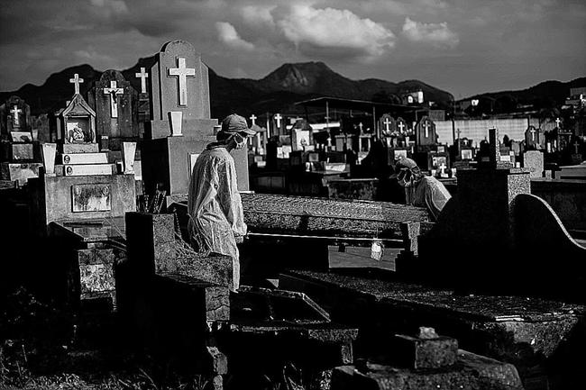 ブラジル・リオデジャネイロで新型コロナウイルス感染症関連の死者のひつぎを運ぶ墓地作業員ら＝６月（ＡＰ＝共同）