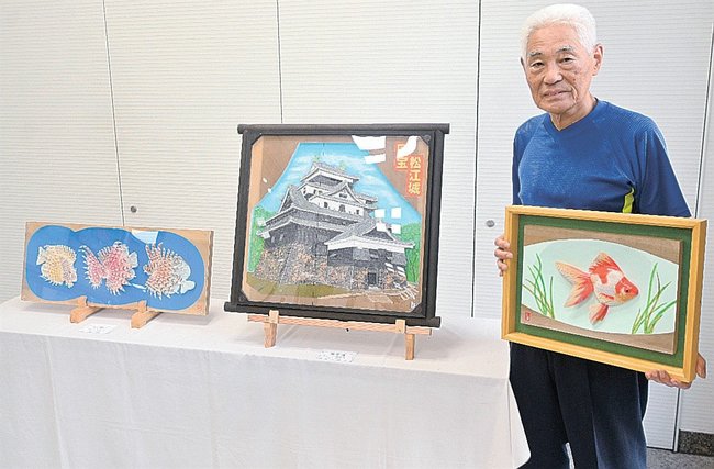 作品を紹介する島谷幸吉会長=松江市御手船場町、しまね信用金庫本店営業部ギャラリー