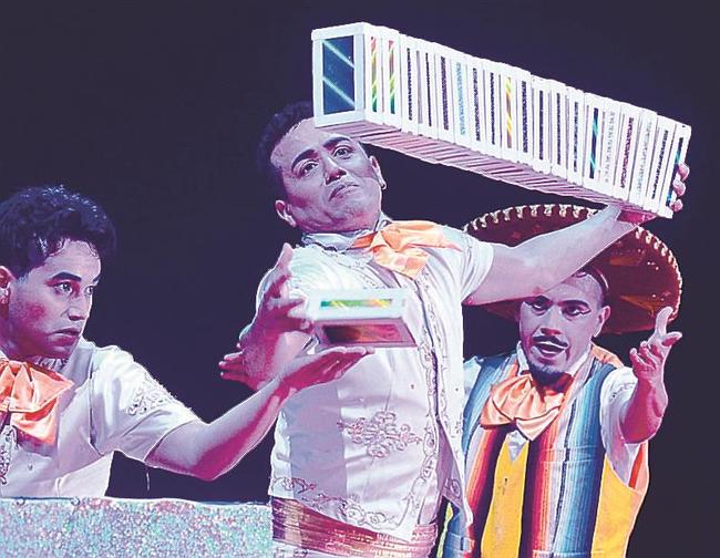 ＜息のむ瞬間＞ジャグリングを披露するのはメキシコ出身の兄弟（左側の２人）。果たして成功するのか、妙技の連続に目が離せない