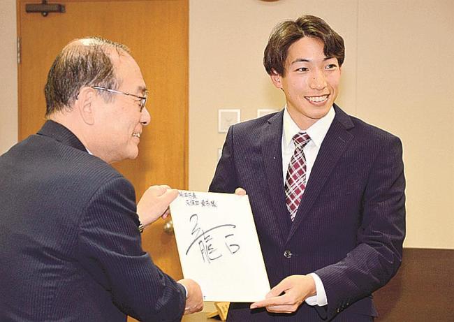久保田章市市長（左）に、サイン入りの色紙を手渡す三浦龍司選手＝浜田市殿町、市役所